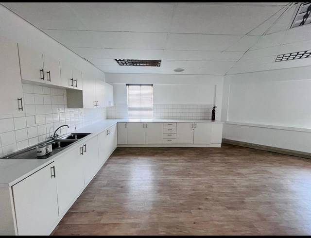 2,804M² OFFICE FOR SALE IN FOURWAYS